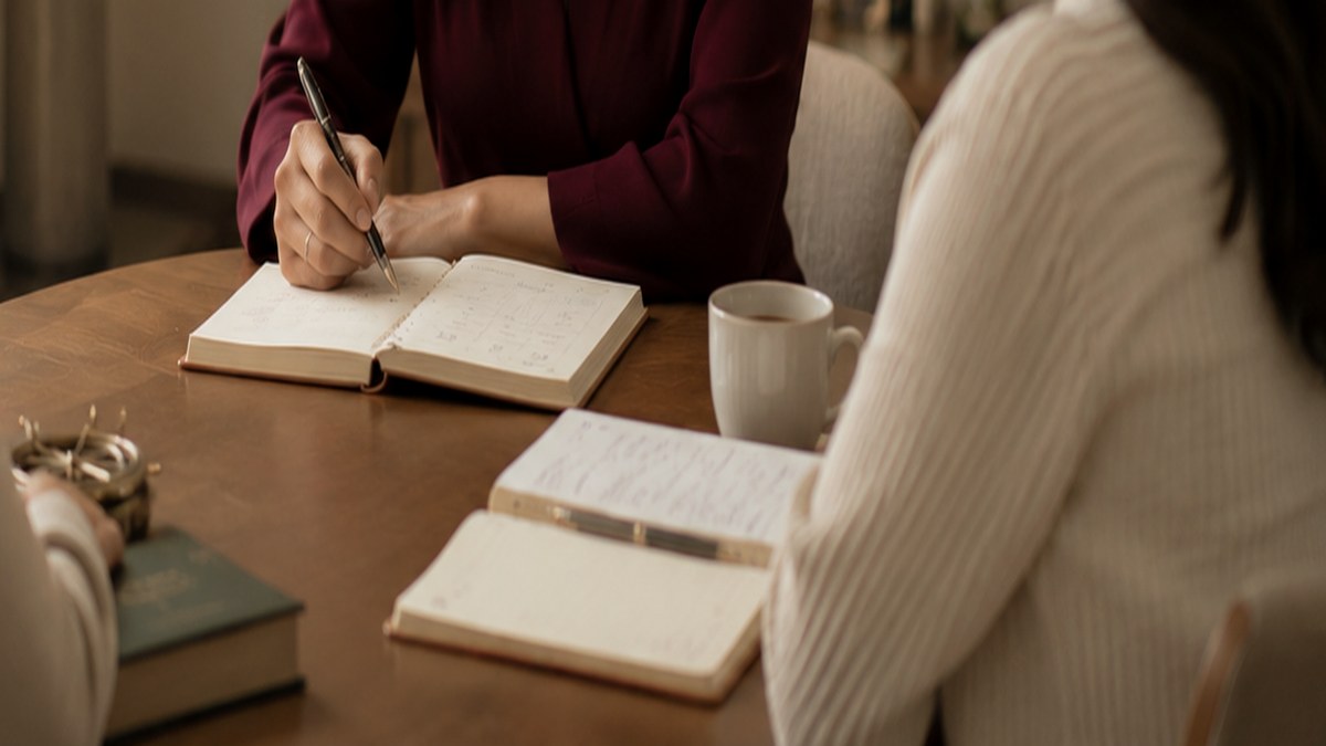 Ảnh minh họa khóa học coaching với sổ ghi chú, tài liệu và không gian học tập